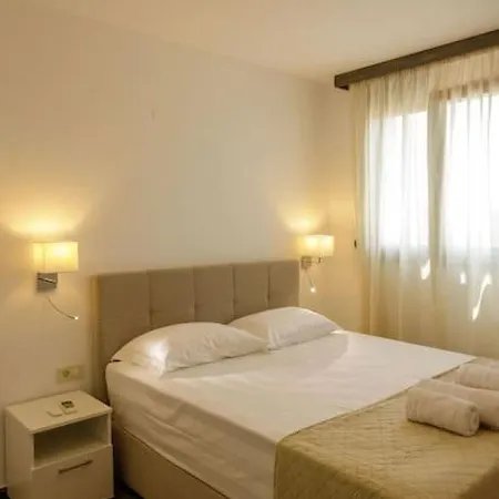 Apartament M&m@nikiti *